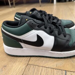 Air Jordan 1 Low Green Toe GS Size 7Y Womens 8.5 Never Worn